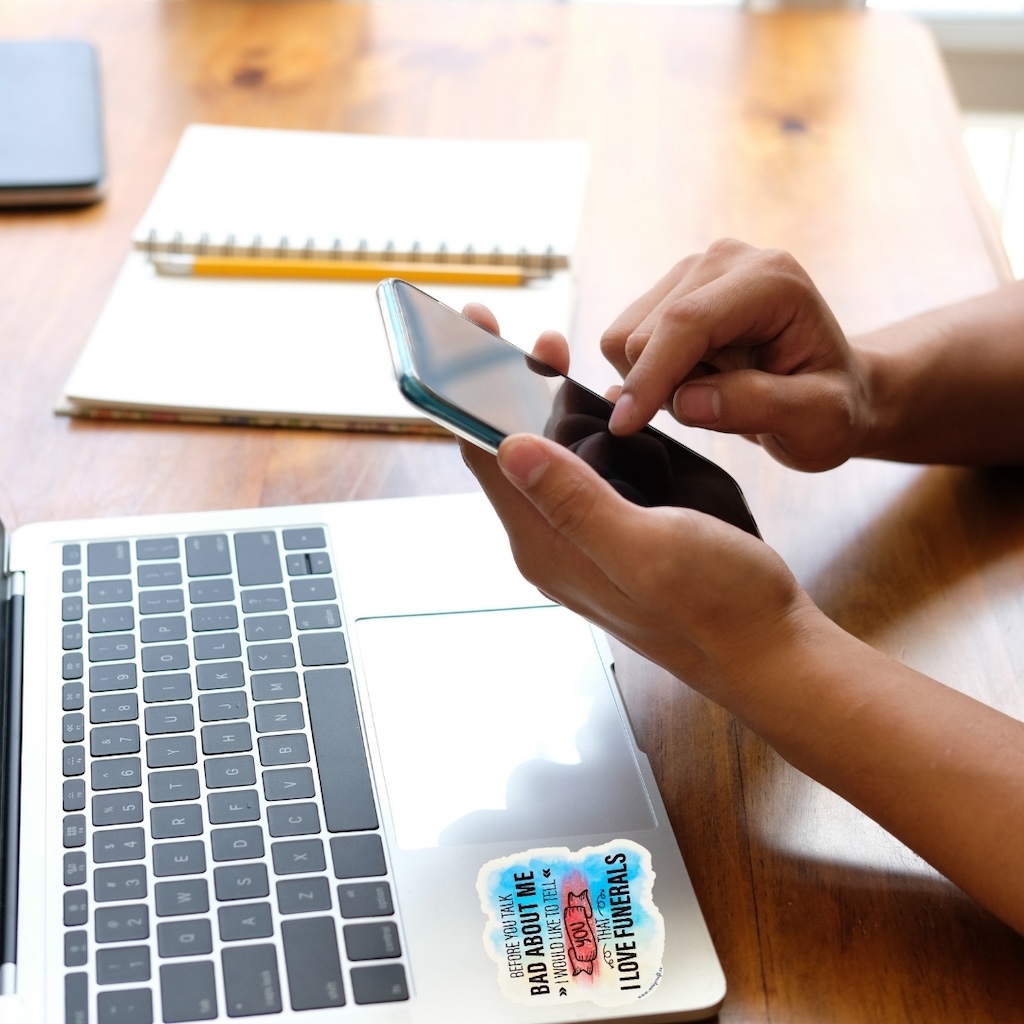 Vinüülkleebis "before you talk"