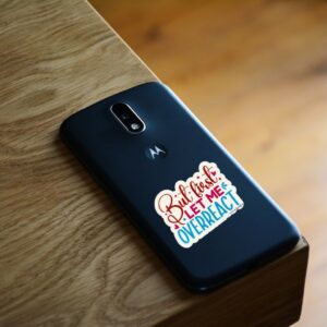 Vinüülkleebis "Overreact"